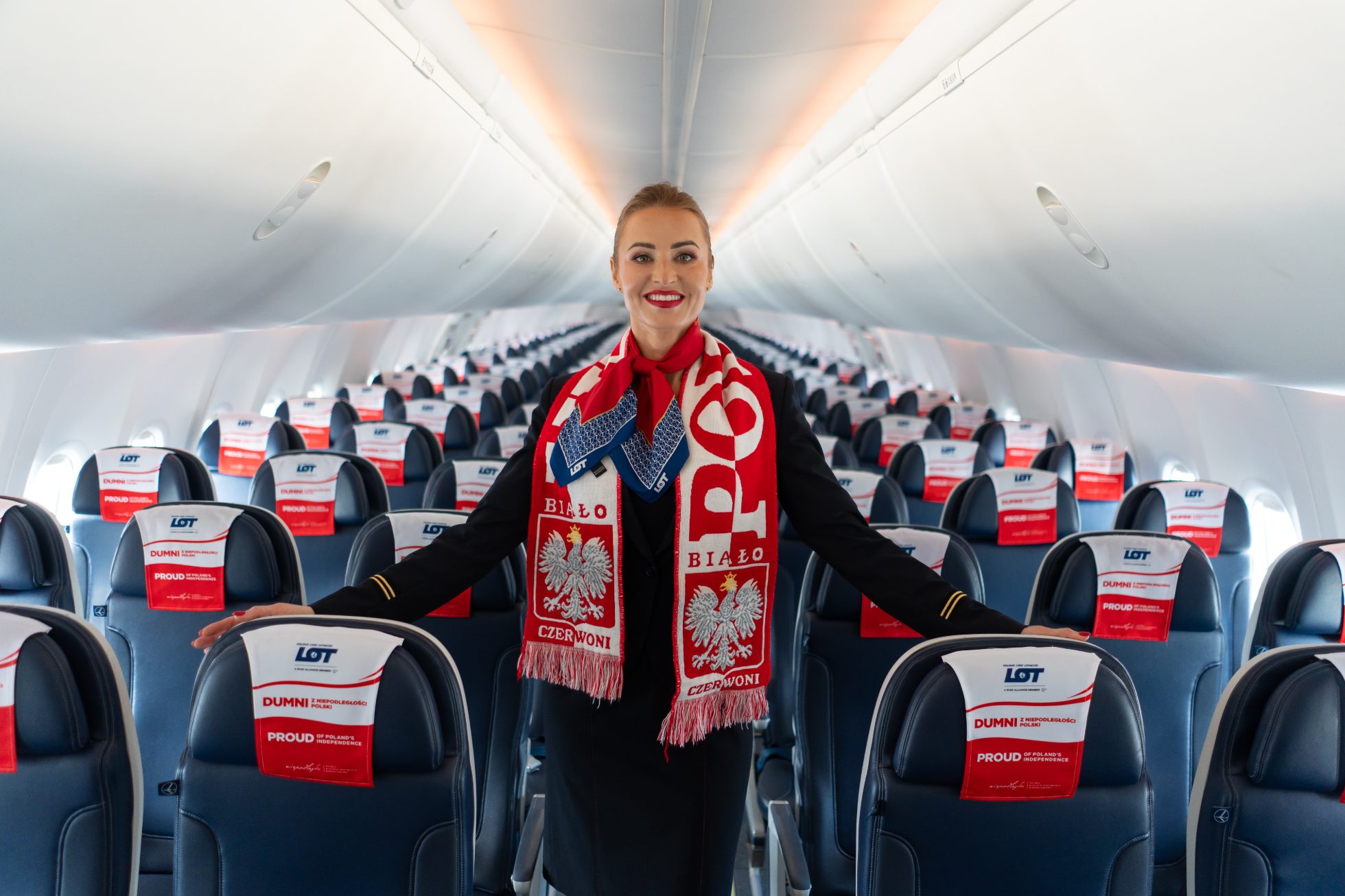 Stewardessa LOT-u w samolocie z barwami narodowymi w drodze na EURO
